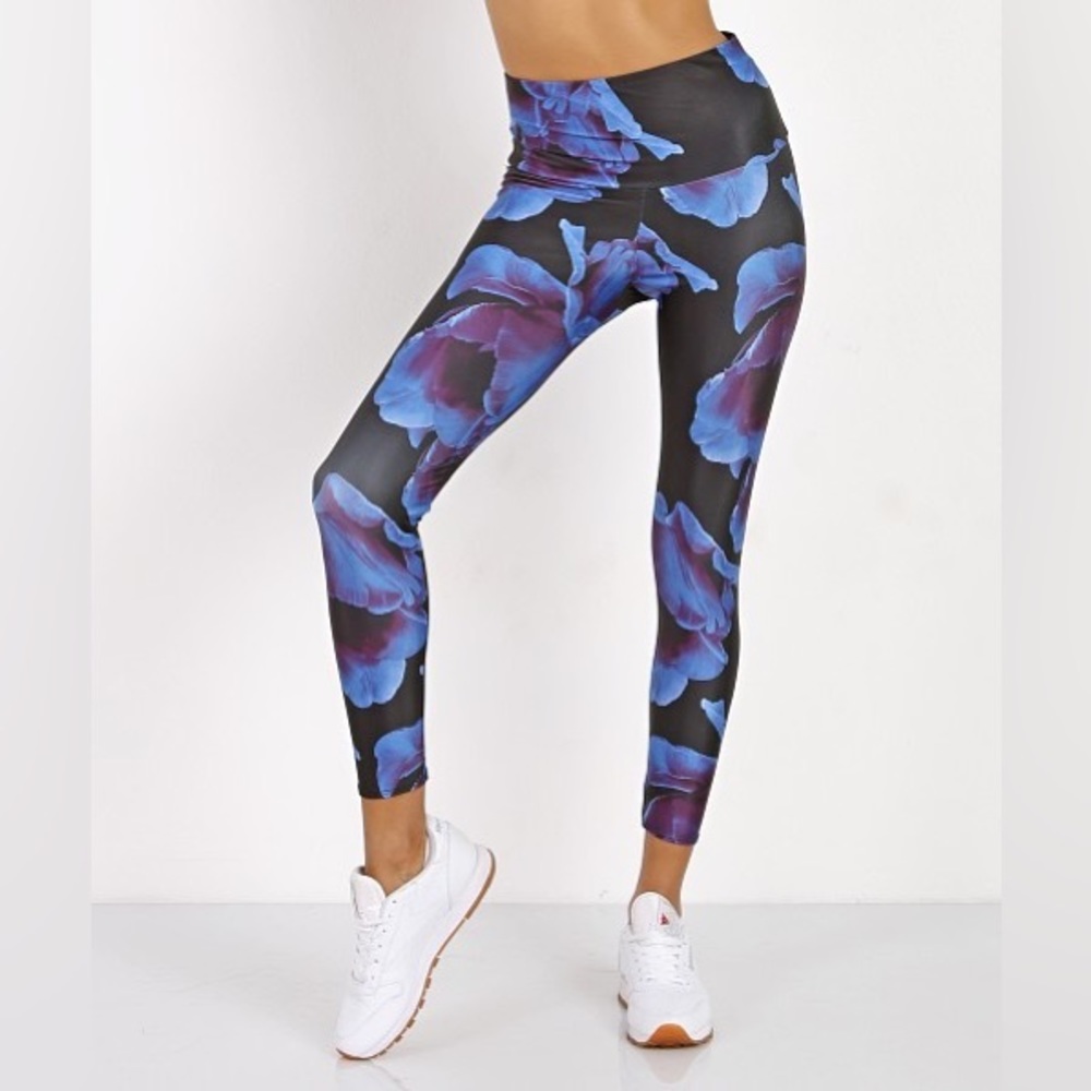 Onzie Midnight Anemone Mid Rise Capri leggings GUC size, small/medium